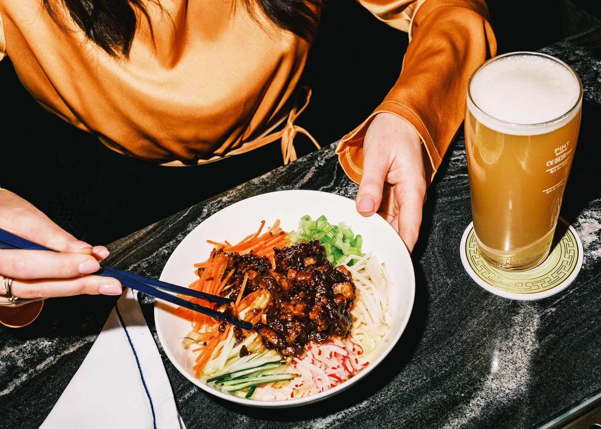 Little Blue Noodle Bar, em Londres, aposta em coquetelaria de alto nível
