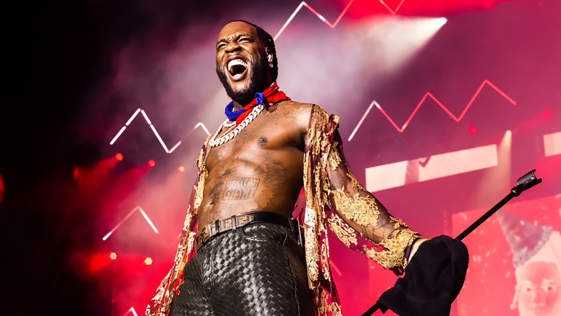 Agora no palco do The Town: Burna Boy palco no Skyline