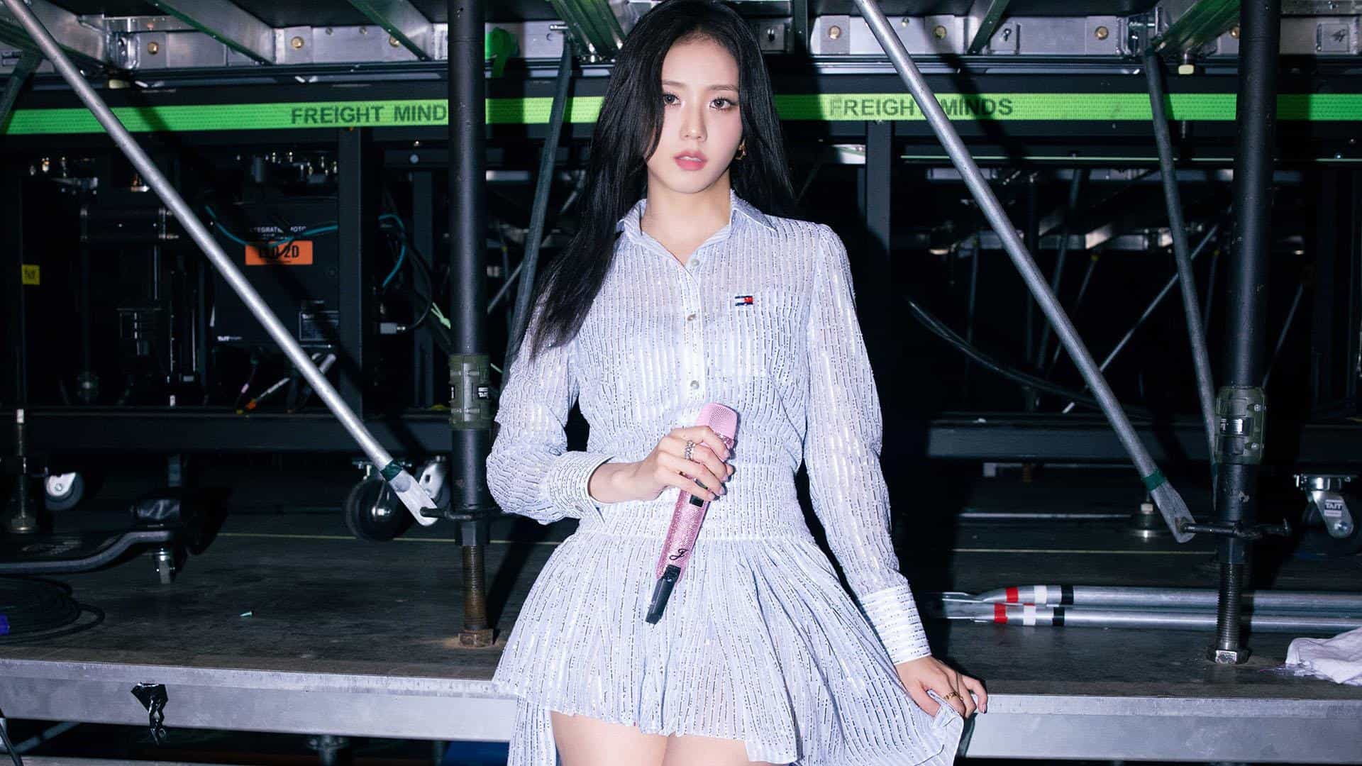JISOO rouba a cena com looks sob medida Tommy Hilfiger