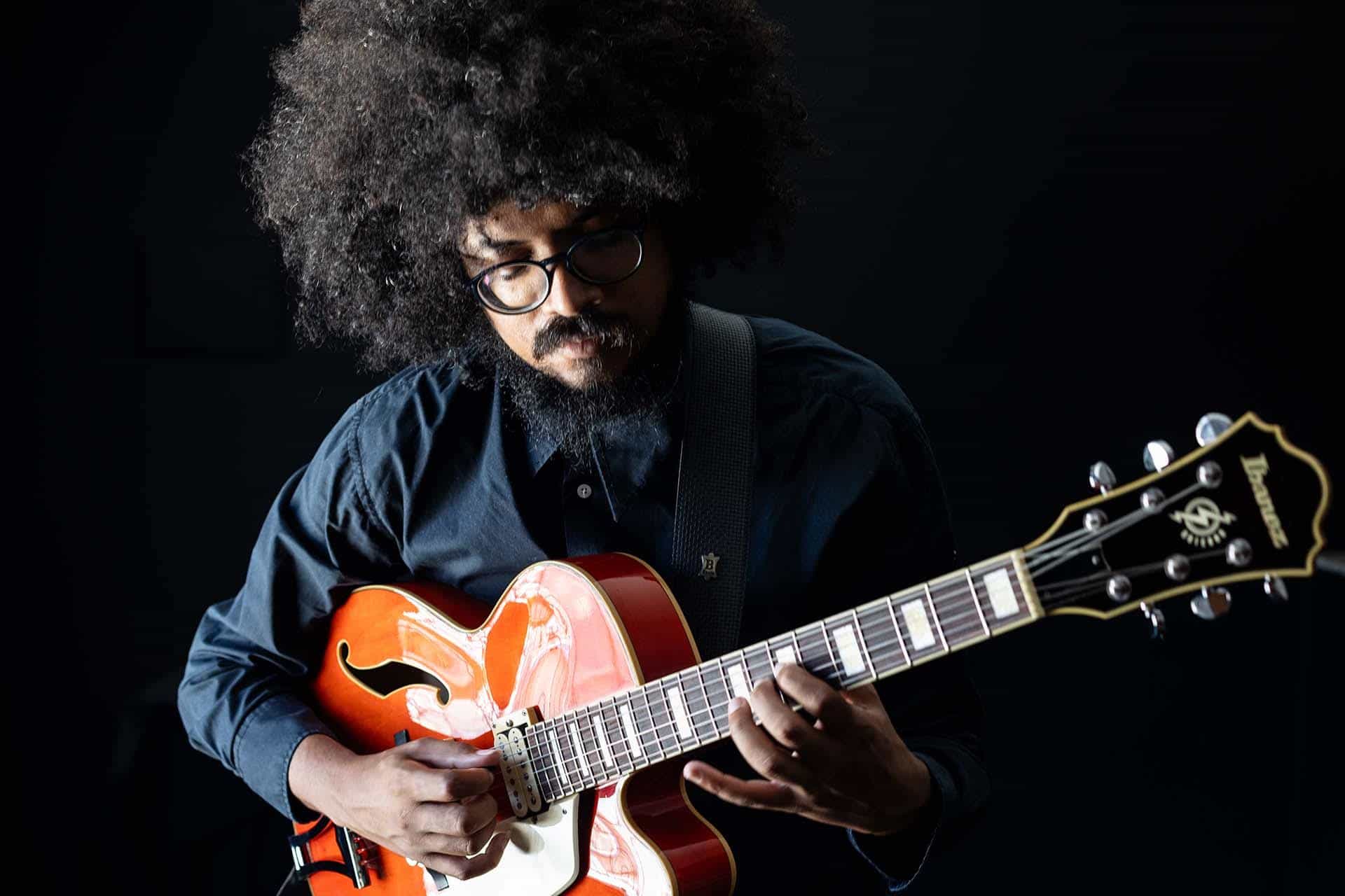 O jazz periférico de Diego Estevam é a próxima atração da quarta edição do projeto Negras Melodias Show. A apresentação, que ainda conta com participação especial de Obi Orin