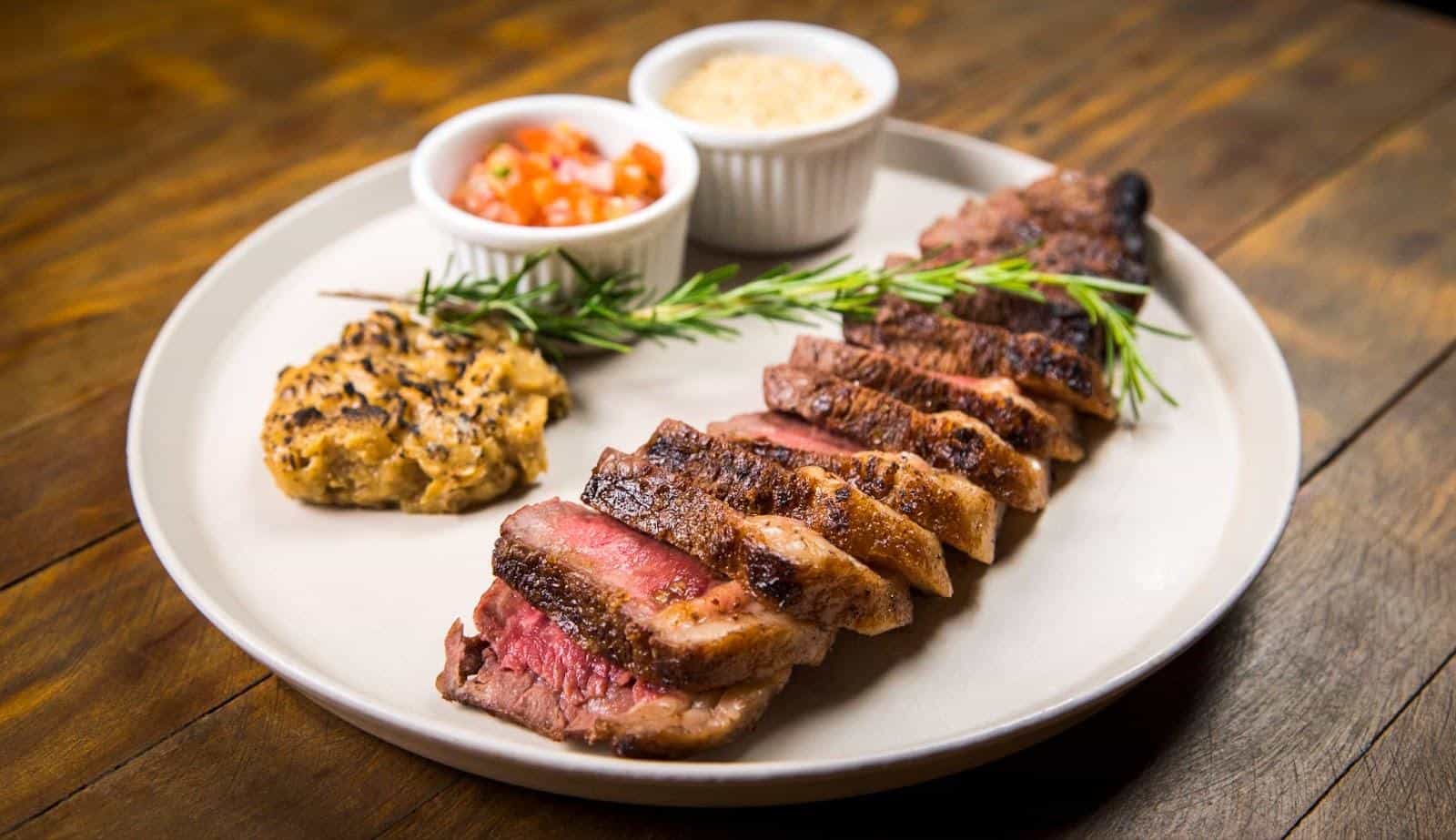 Celebrar a data com boa comida, drinks e clima descontraído