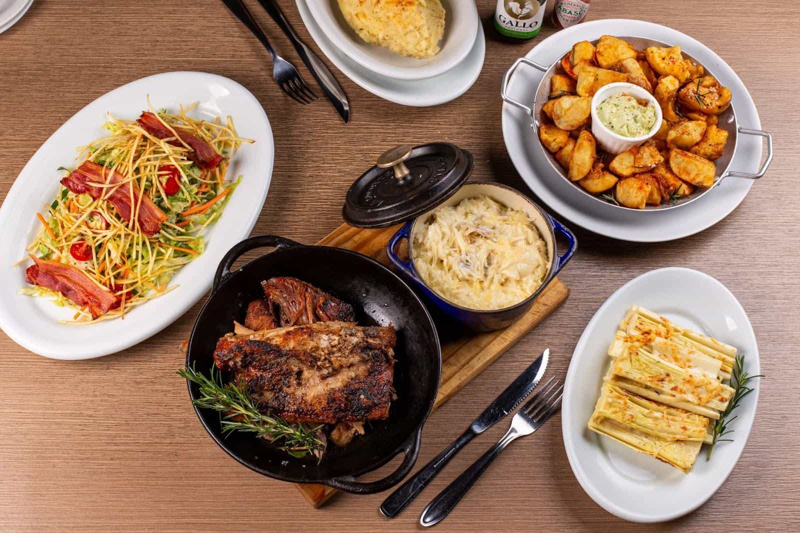Celebrar a data com boa comida, drinks e clima descontraído