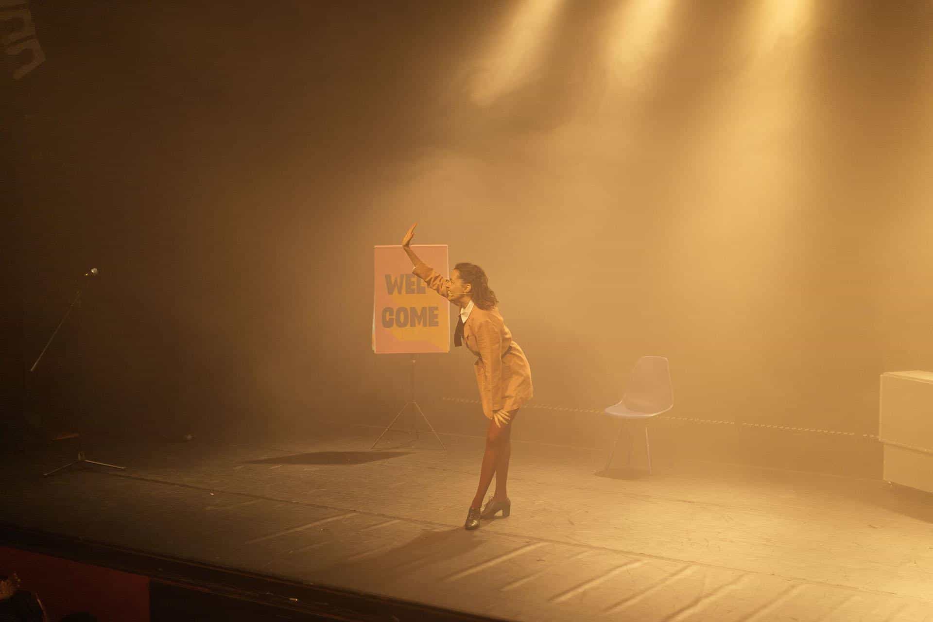 “A Autoestima do Homem Hétero”, um espetáculo que promete revolucionar o imaginário coletivo com uma pergunta provocadora: e se fosse possível encapsular a inabalável confiança dos homens héteros e oferecê-la, em forma de pílula, às mulheres?Idealizado, escrito e protagonizado por Amanda Mirásci, com direção de Martha Nowill, o monólogo é uma sátira afiada sobre as relações afetivas, a construção da autoestima e os comportamentos masculinos que a sociedade ainda naturaliza.

A recepção do público foi tão positiva que a primeira temporada, inicialmente prevista para terminar em 30 de agosto, ganhou não apenas uma, mas duas prorrogações consecutivas. Primeiro, foi estendida até 27 de setembro e, diante do sucesso, recebeu uma nova extensão, permanecendo em cartaz até 25 de outubro no Teatro UOL.

No centro da história está Carina, uma farmacêutica que desenvolveu um medicamento revolucionário: a autoestima do homem hétero em cápsulas. Em uma noite decisiva — o lançamento oficial do produto — Carina apresenta ao público os componentes desta fórmula milagrosa, reencenando situações hilárias e dando vida aos homens que serviram de “matéria-prima” para sua criação.

Cada componente do remédio foi inspirado em um “tipo” masculino que Carina encontrou ao longo do caminho: o cara do violão, que nunca perde a chance de se exibir com seu imenso repertório de cinco músicas; o sujeito da caixa de som, que domina a praia como se fosse o DJ residente do mundo; o match do Tinder que, mesmo longe dos padrões de beleza, exige mulheres sem celulite; e tantos outros homens héteros de autoestima inflada que acabaram virando objeto de estudo dessa inusitada pesquisa.

À medida que apresenta os efeitos e os testes da fórmula, Carina também revela suas próprias vulnerabilidades: dilemas familiares, traumas afetivos e a incômoda presença da "síndrome da impostora", que ameaça sabotá-la a cada passo. Para ganhar autoconfiança, ela decide tomar sua própria invenção — que promete revolucionar o mundo. Mas ninguém estava preparado para as consequências… nem ela própria!

*

“A peça surgiu da minha vida real. Das minhas relações, das histórias das minhas amigas, da minha irmã… Situações que parecem pontuais, mas que, ao serem compartilhadas, revelam um padrão. O cara que explica o que você acabou de dizer, o pai que acha que ‘ajudar’ na criação dos filhos é um favor, o homem que se sente o máximo só por existir”, comenta Amanda Mirásci.

“Transformar essas experiências em teatro foi uma forma de ressignificá-las. Escolhi o humor porque acredito que rir é uma das maneiras mais poderosas — e acessíveis — de provocar reflexão. Apesar da leveza, o espetáculo mergulha em algo profundo: essa ‘autoestima’ masculina, aparentemente inabalável, é um modelo de confiança que se sustenta no afastamento do próprio eu e que, por isso, pode ser extremamente tóxico. As mulheres, por outro lado, têm percorrido um caminho muito mais corajoso e honesto. Estamos anos-luz à frente quando o assunto é consciência emocional. O espetáculo é, acima de tudo, um convite ao empoderamento feminino — não pela imitação, mas pela valorização da nossa forma própria de existir: mais conectada, mais vulnerável, mais verdadeira — e, por isso mesmo, mais potente.”

“Apesar do título, A Autoestima do Homem Hétero não é um espetáculo só para mulheres. Os homens estão convidados — de verdade — a rir de si mesmos e, quem sabe, repensar atitudes. Porque se a gente quer mesmo mudar alguma coisa, eles precisam estar nessa conversa também”, conclui Amanda.

A diretora Martha Nowill reforça que incluir os homens no debate é essencial: “O que estamos criando é uma peça muito divertida e agregadora. Não é uma peça agressiva que vai constranger os homens. Muito pelo contrário, vamos fazer eles se enxergarem e falarem sobre si mesmos”.

Em cena, Amanda interpreta sozinha uma série de figuras distintas: “Temos muitos personagens na peça, e a Amanda dá vida a todos eles. O que estamos buscando é, a partir das ferramentas da própria atriz, extrair o que há de mais simbólico em cada construção cênica. Como traduzir isso no corpo dela? Quando é a Amanda e quando é o pensamento do outro? Como fazer com que ela assuma tantas identidades de forma clara, compreensível, sem que se torne uma confusão? Estamos trabalhando esse corpo, essa voz, essa escuta e essa compreensão profunda.”

Sinopse

É noite de lançamento da invenção farmacêutica mais ousada da década:  a autoestima do homem hétero, sintetizada em pílulas. Carina, a criadora da fórmula, revela ao público os componentes do medicamento, reencenando situações hilárias e dando vida aos personagens masculinos que serviram de “matéria-prima” para sua criação que promete revolucionar o mundo. O problema é que ninguém estava preparado para as consequências… nem ela própria!

Sobre Amanda Mirásci

Atriz e dramaturga, foi indicada aos prêmios Cesgranrio e APTR por Uma Vida Boa, de Rafael Primot. Atuou também em Mansa, Inútil a Chuva (Armazém Cia. de Teatro), O Branco dos Seus Olhos, entre outros. No cinema, está em Todo Clichê do Amor. Na TV, integrou elencos de A Lei do Amor, Cara e Coragem e Garota do Momento, da TV Globo, e da série Ringue, do Canal Brasil.

Sobre Martha Nowill

Diretora, atriz e roteirista, atua no teatro, cinema e televisão desde os 18 anos. É formada em Cinema pela FAAP e Teatro pela Escola Célia Helena. Assina roteiros e colaborações para revistas como Piauí, TPM, Bazaar, Vogue, Carta Capital e Folha de S.Paulo. Seu trabalho mais recente nos palcos é Pagú – Até Onde Chega a Sonda, que também idealizou e protagonizou.

Ficha Técnica

Idealização, Texto e Atuação: Amanda Mirásci
Direção: Martha Nowill
Colaboração Dramatúrgica: Bruna Trindade e Martha Nowill
Assistência de Direção: Iuri Saraiva
Direção de Movimento: Julianne Trevisol
Direção de Arte: Luiza Mitidieri
Visagismo: Isabella Oliveira
Trilha Sonora: Aline Meyer
Luz: Júnior Docini
Preparação Vocal: Verônica Machado
Direção de Produção: Marlene Salgado
Design Gráfico: Harú Estúdio Criativo
Fotos estúdio: Julia Lego
Fotos de cena: Tiago Tagawa
Assessoria de Imprensa: Pombo Correio
Produção Associada: Amanda Mirásci e Marlene Salgado
Realização: Arrakasta Produções Artísticas
Serviço
Espetáculo: A Autoestima do Homem Hétero
Temporada: 5 de julho a 25 de outubro.
Local: Teatro UOL
Endereço: Avenida Higienópolis, 618 - Higienópolis - São Paulo, SP / Shopping Pátio Higienópolis - Piso Terraço
Dias e Horários: sábados às 22h
Ingressos: setor A: R$ 100,00 (inteira) / R$ 50,00 (meia) - setor B: R$ 80,00 (inteira) / R$ 40,00 (meia)
Classificação indicativa: 14 anos
Duração: 70 minutos