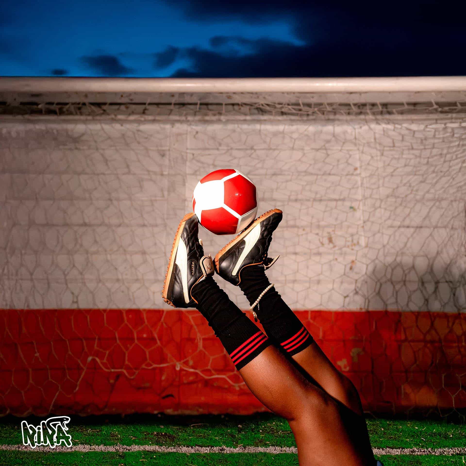 N.I.N.A une futebol e música em seu novo single “No Campo”