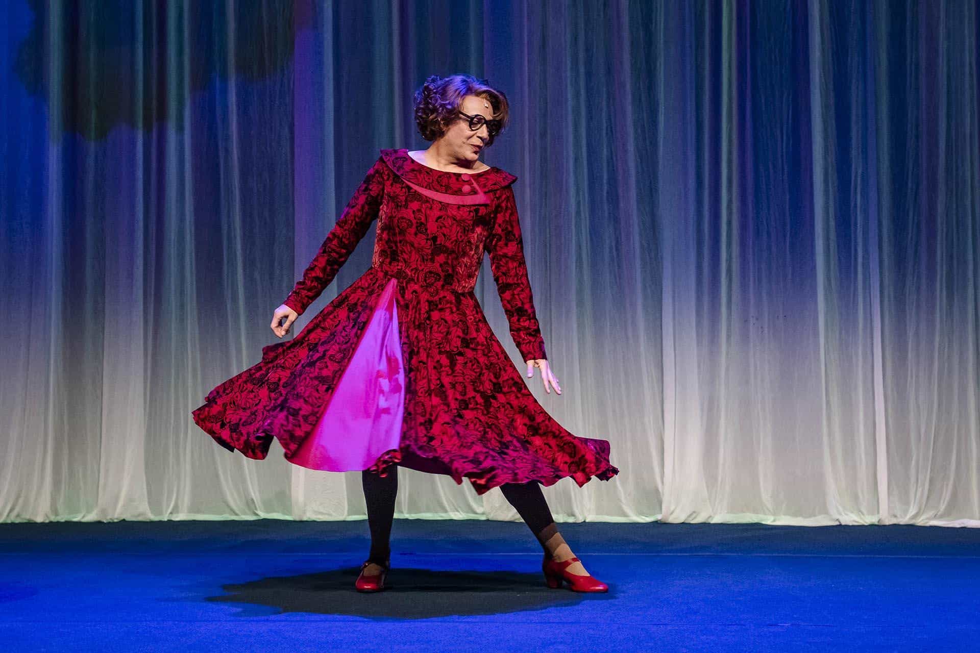 Dona Lola ganha nova temporada no Teatro Renaissance