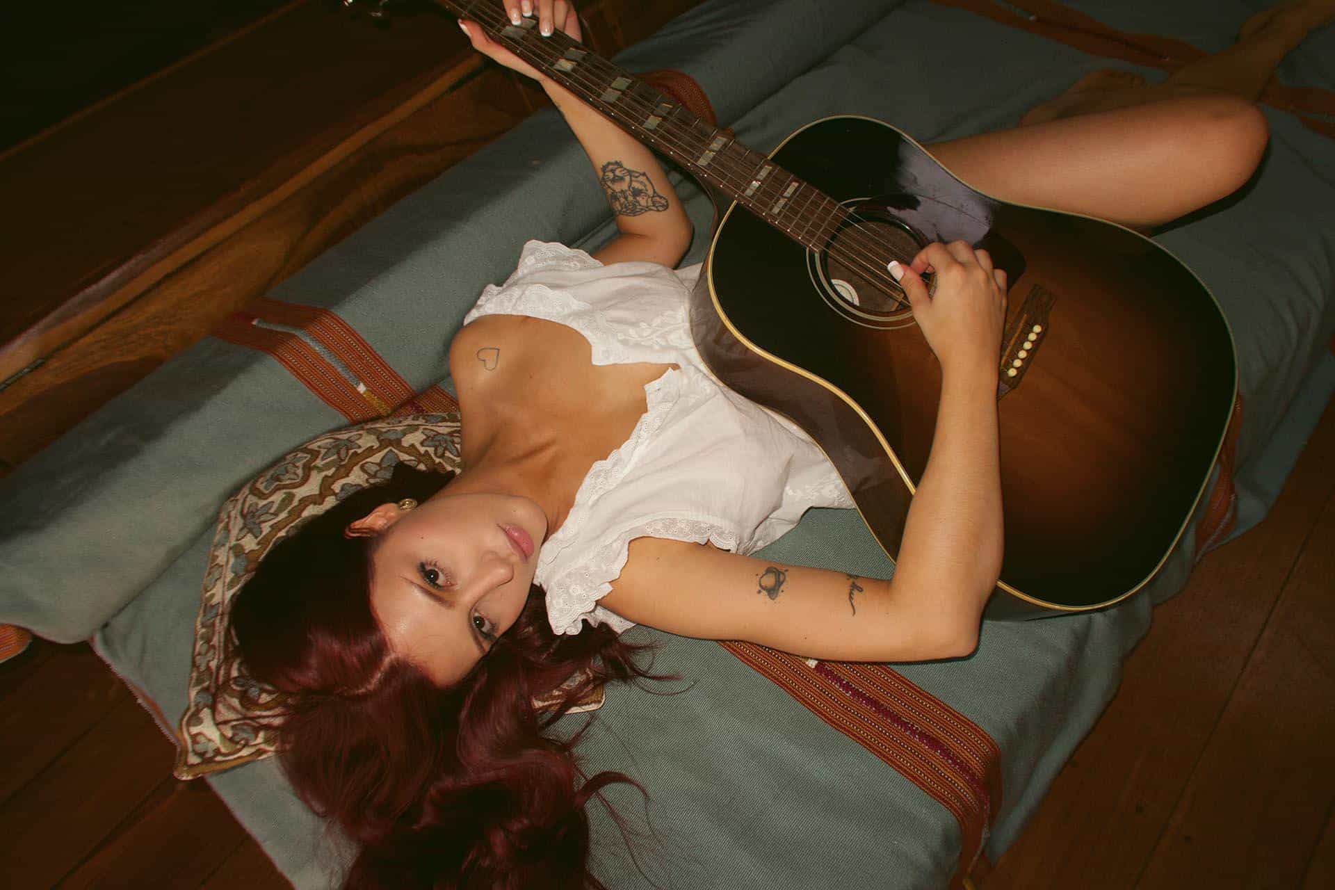 Sofia lança “Carne de onça”, single sobre liberdade e desejo