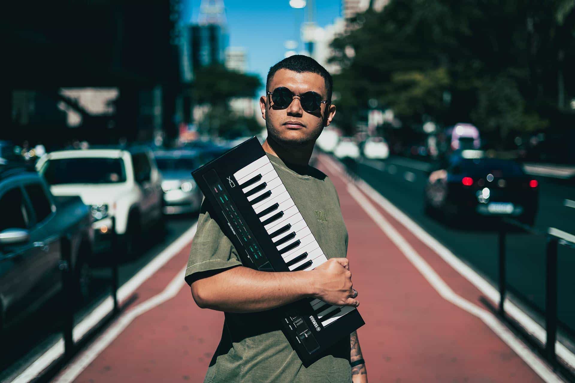 Deusnir Souza entrega maestria harmônica no single “Hubert”