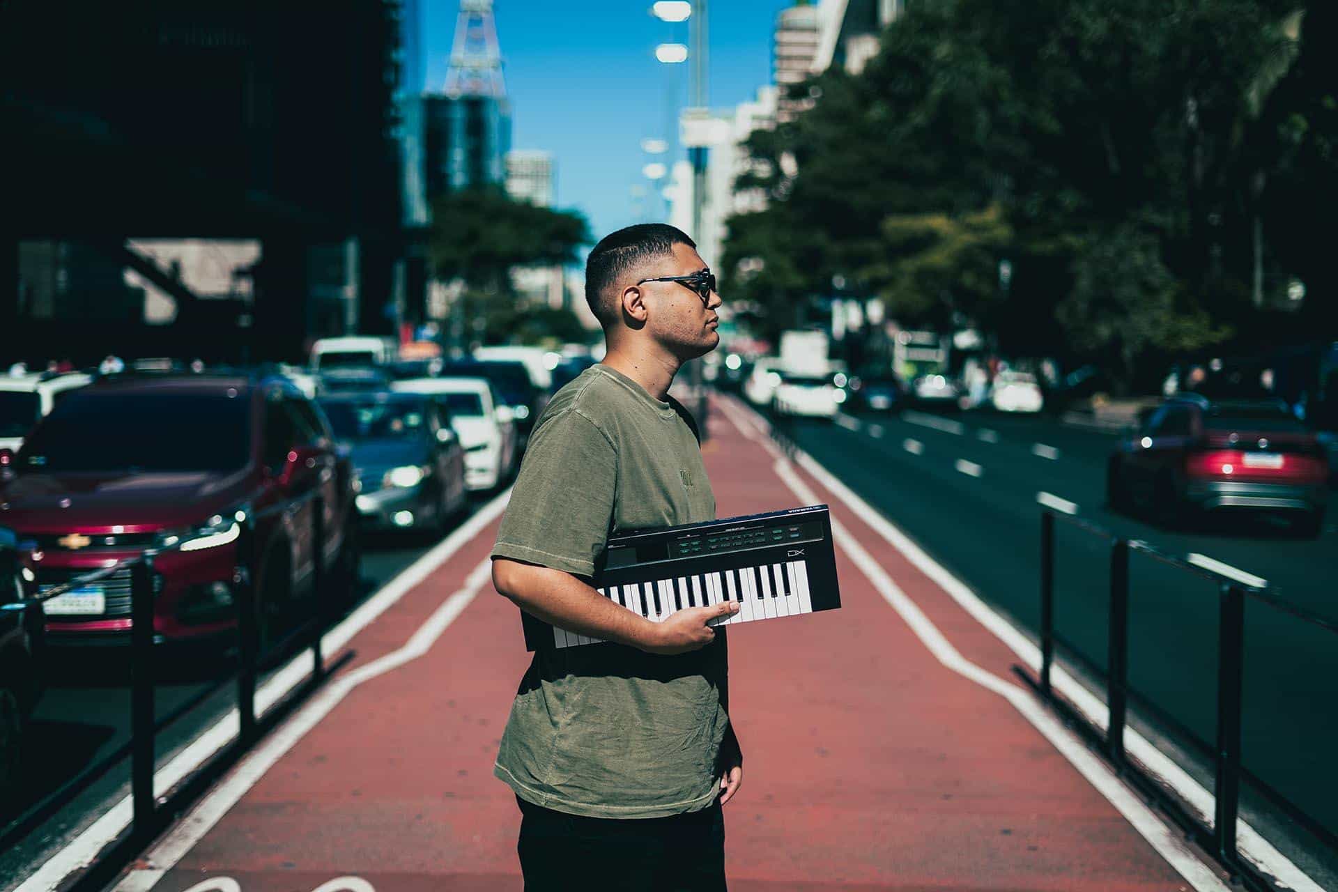 Deusnir Souza entrega maestria harmônica no single “Hubert”