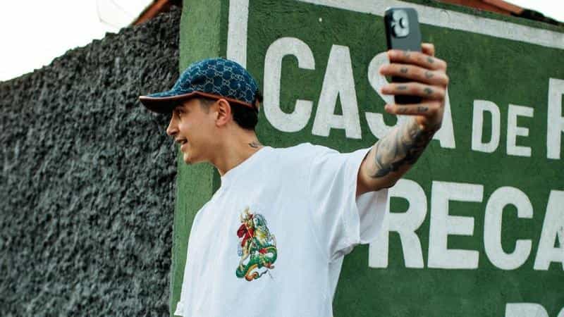 MC Hariel promove música no status do Whatsapp no Brasil