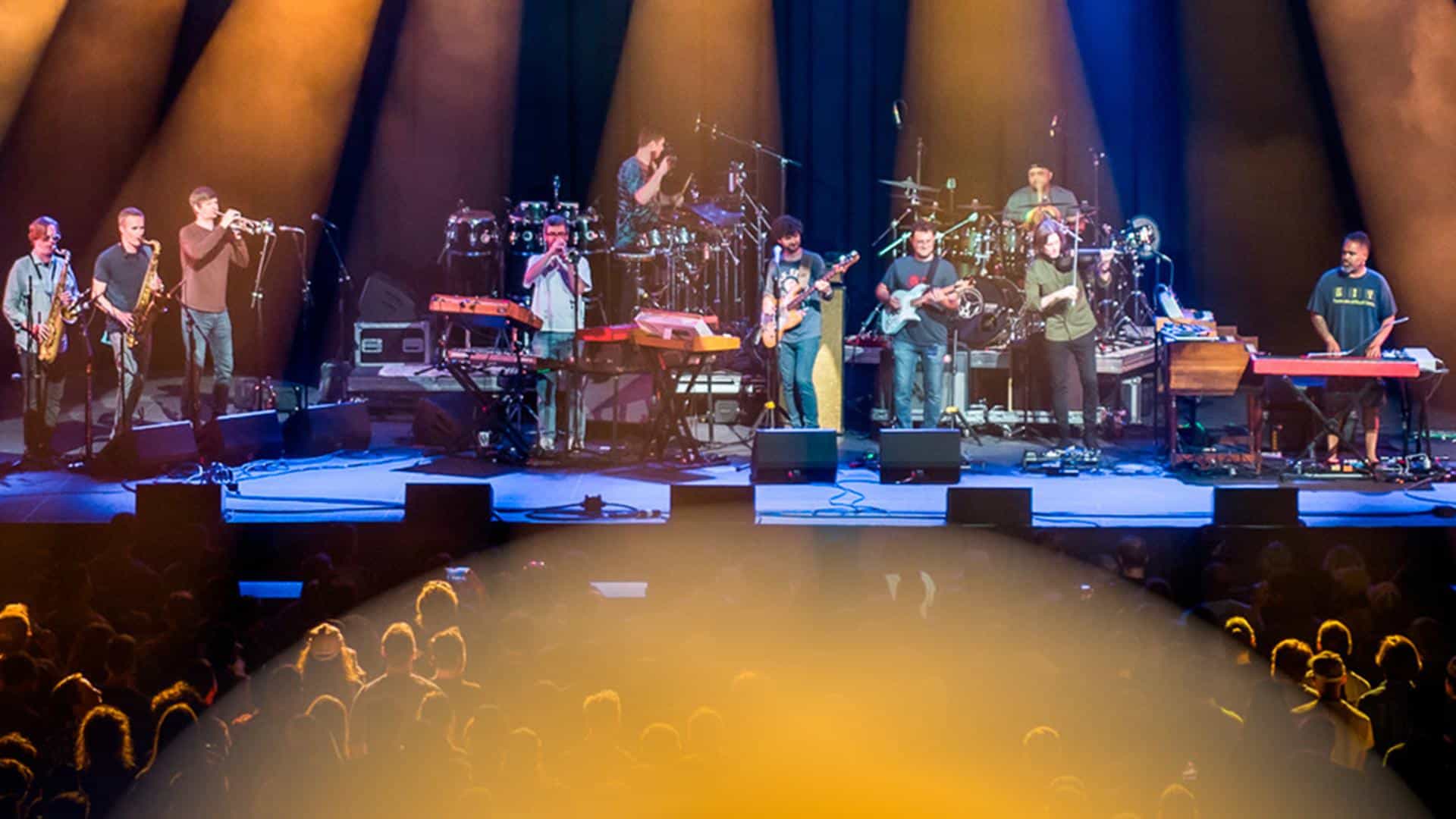 Agora no palco São Paulo Square do The Town: Snarky Puppy