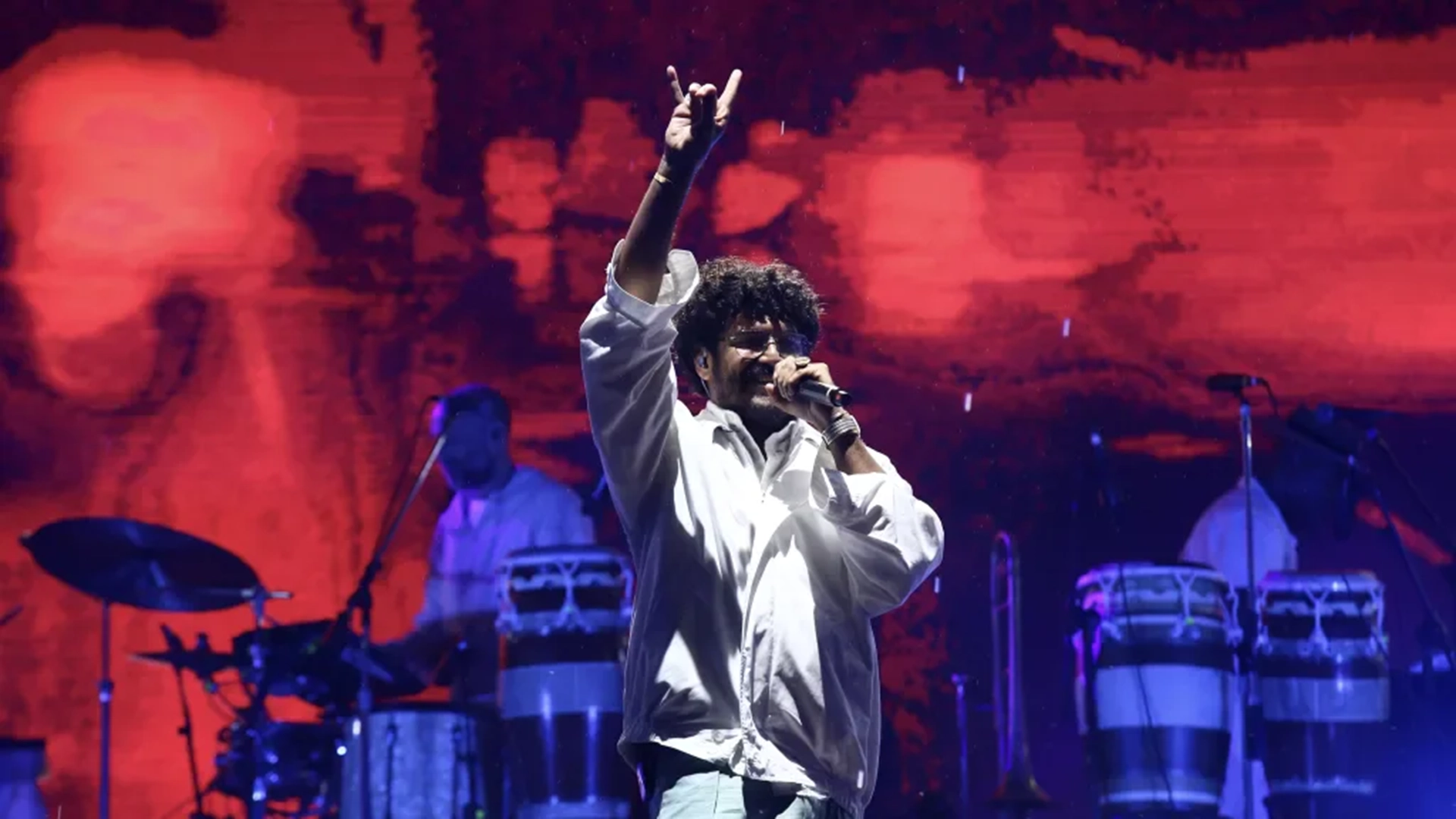 Agora no palco Quebrada do The Town: Criolo