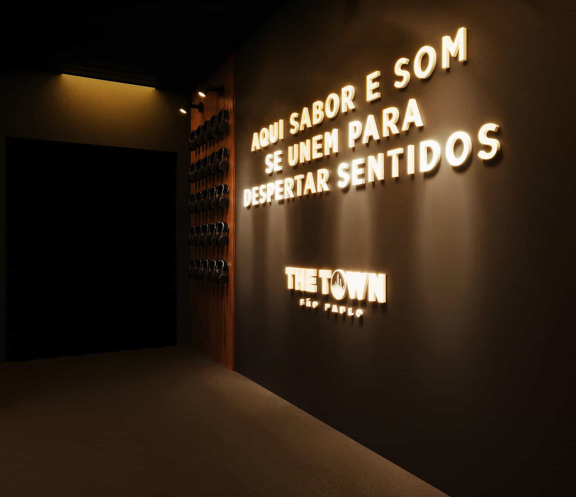 Os cinco sentidos do público em experiência sinestésica