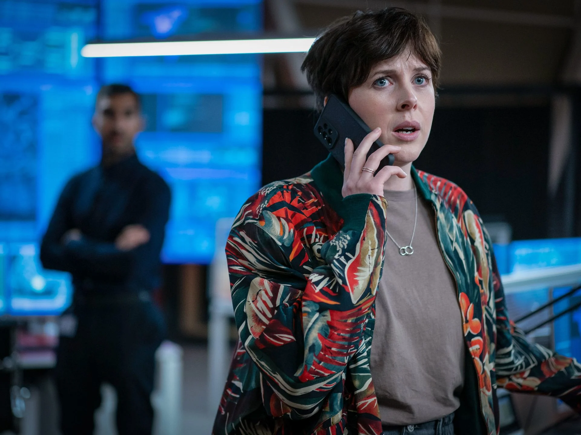 Abby Aysgarth (Alexandra Roach) é a especialista em segurança