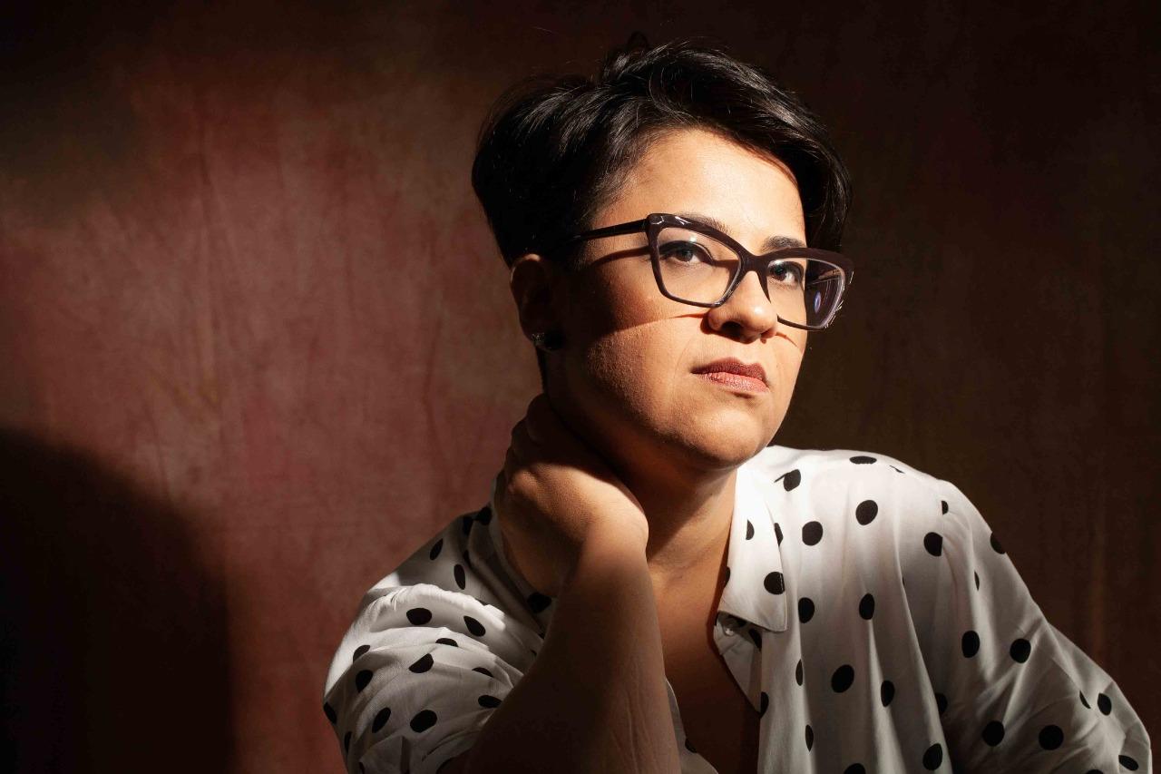 Flávia Alves transforma vivência e resistência em livro