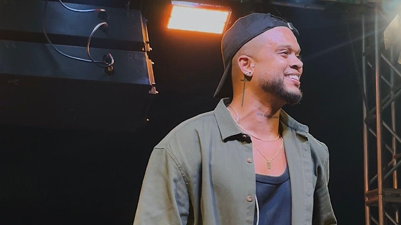 Cantor Jeffinho volta às suas raízes e emociona o público