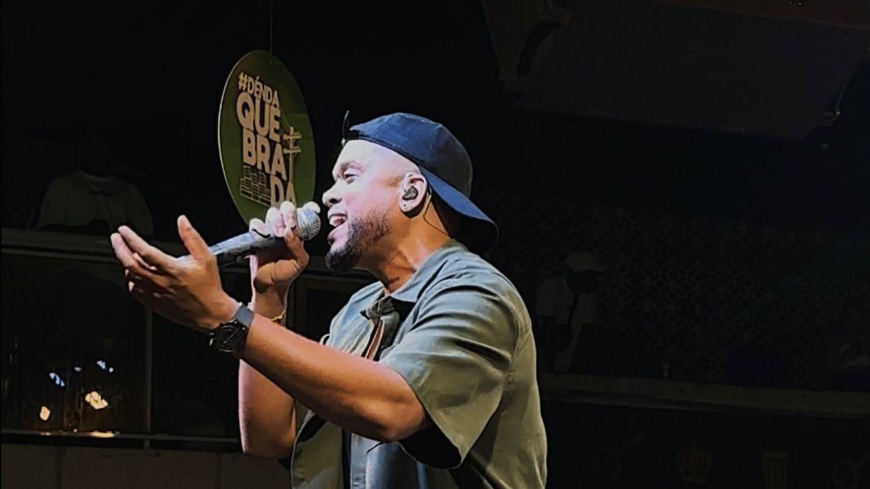 Cantor Jeffinho volta às suas raízes e emociona o público