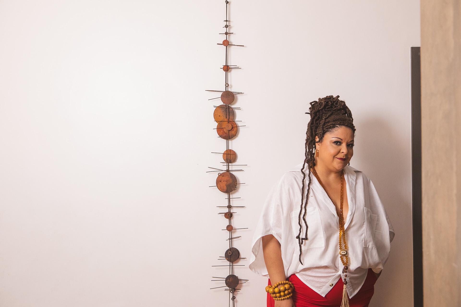 Fabiana Cozza apresenta o single "Macumbeira"