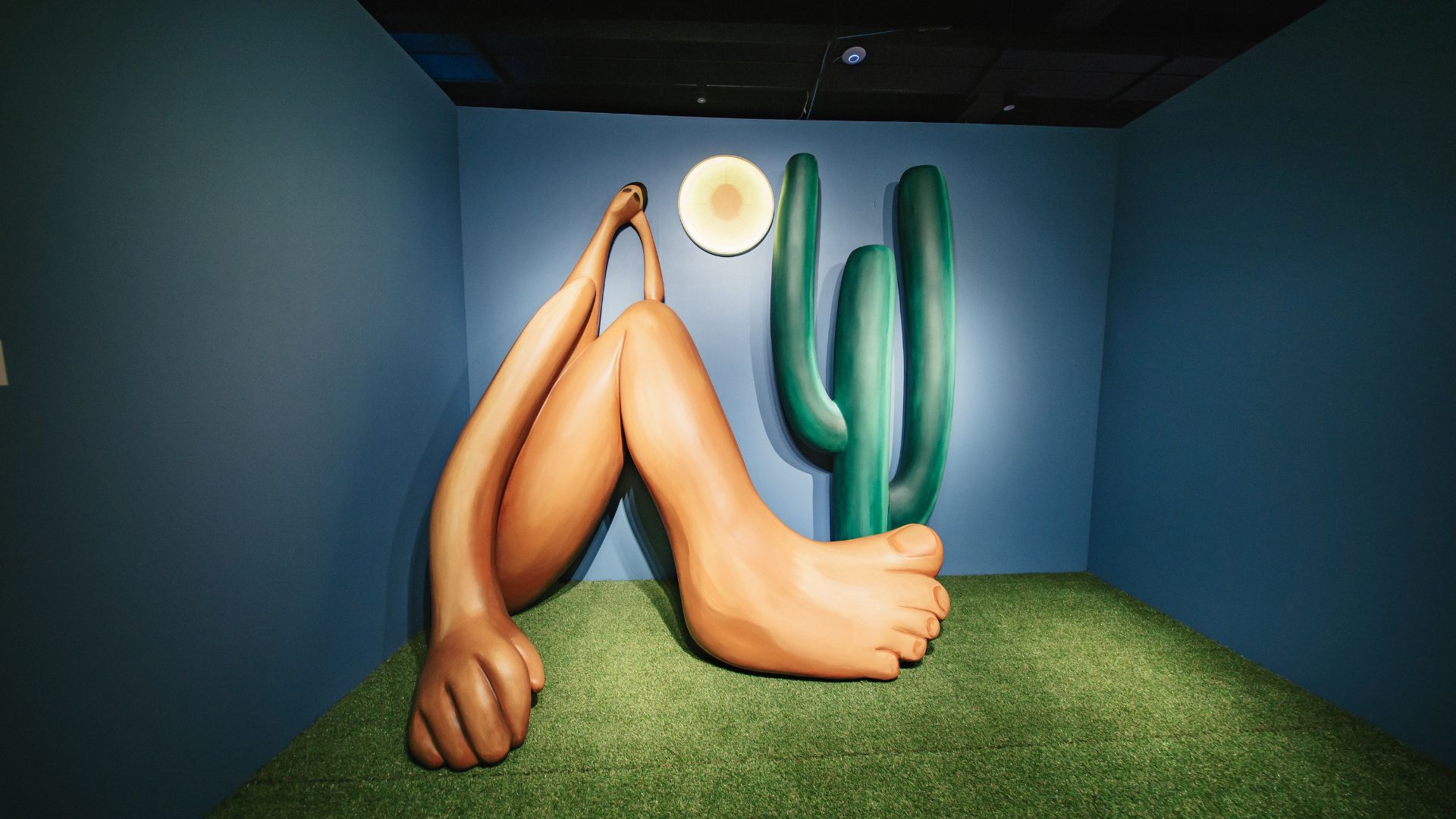 Representação do quadro "Abapuru" em ambiente da exposição imersiva "O Brasil de Tarsila", que celebra 140 anos do nascimento da pintora Tarsila do Amaral, no Nubank Arte Lab, no Conjunto Nacional, em São Paulo | Divulgação