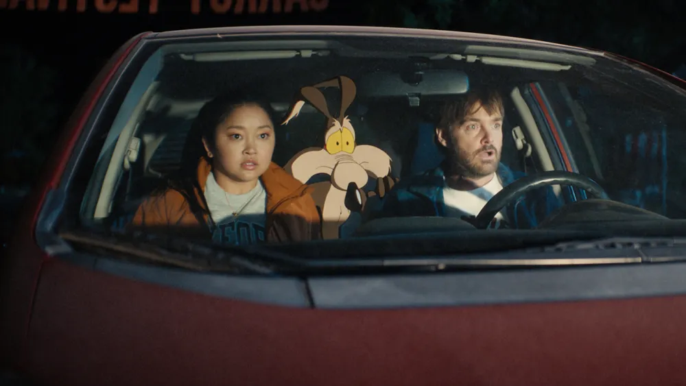 Lana Condor e Will Forte em 'Coyote vs. Acme.' / Warner Bros Pictures