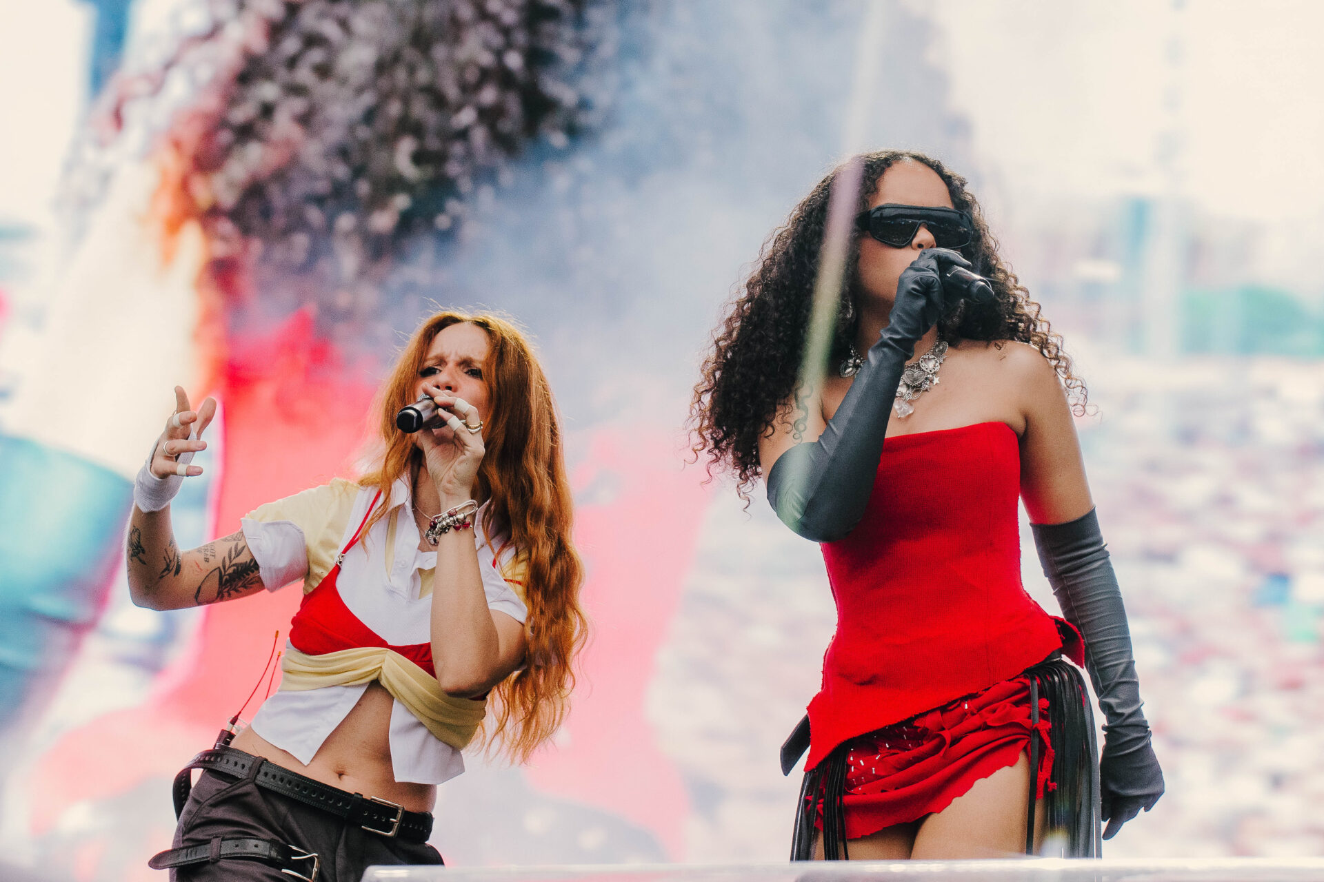 Carol Biazin e Joyce Alane no palco do Rock in Rio / @@LARAVALENCAN