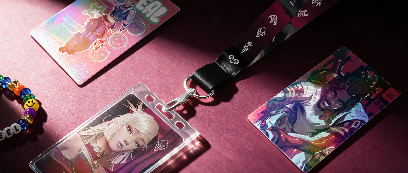 Riot Games distribui brindes aos visitantes da Pop-Up Store na Liberdade, na próxima terça-feira (feriado de 2 de novembro). Na imagem, alguns dos brindes que os fãs podem esperar. Créditos: Divulgação/Riot Games.