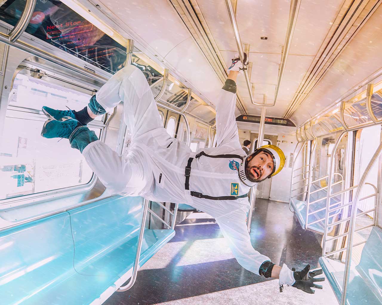 Muylaert brinca de astronauta nos estados Unidos / Divulgação